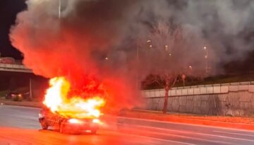 Araba seyir halinde alev aldı, şoför yaralı kurtuldu