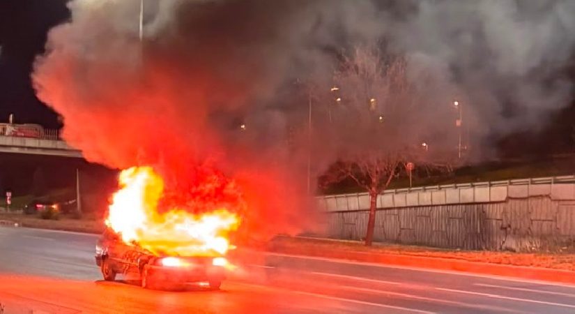 Araba seyir halinde alev aldı, şoför yaralı kurtuldu