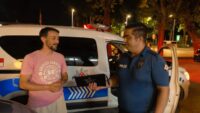 Aracın üzerinde bulduğu çantadaki parayı polise teslim etti