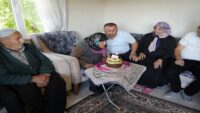 Atiye nine 100 yaşına girdi. Yaş pastasının mumlarını üfledi, davul zurnayla kutlandı