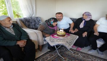 Atiye nine 100 yaşına girdi. Yaş pastasının mumlarını üfledi, davul zurnayla kutlandı
