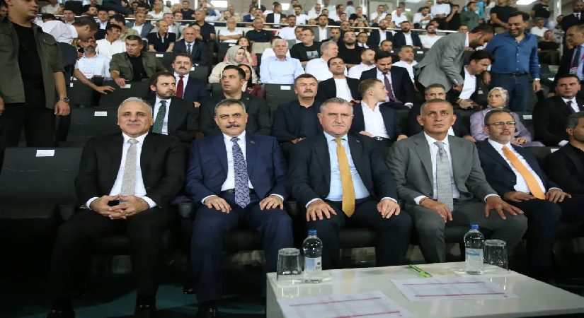 Bakanlar ve TFF Başkanı Süper Lig maçını tribünde takip etti
