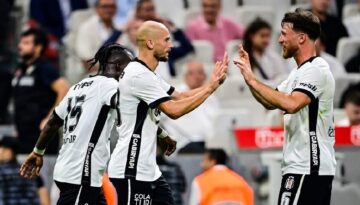 Beşiktaş taraftarı önünde alana çıkıyor. Birinci 11’ler muhakkak oldu