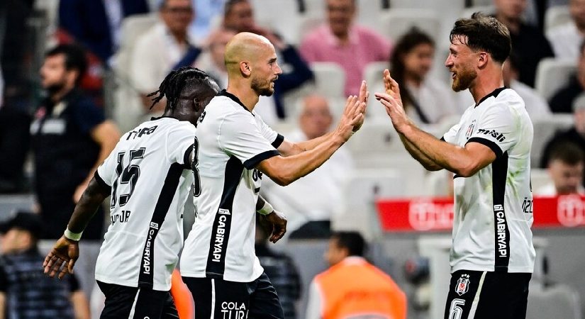 Beşiktaş taraftarı önünde alana çıkıyor. Birinci 11’ler muhakkak oldu