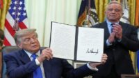 Beyaz Saray’dan olağan dışı kararname! Bilim dünyası şokta… Trump şimdi de çocukluk çağı aşılarını maksat aldı