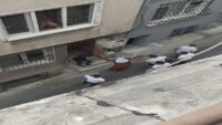 Beyoğlu’nda fön parasını vermek istemedi, taş ve sopalarla meskenini bastılar