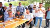 Bir oturuşta 1 kilo bal yedi. Yermedi, ”Daha yok mu” dedi