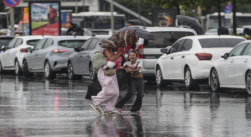 Bunaltan sıcaklara ara, Balkanlardan serin hava geldi. Fırtınaya dikkat! Suratı 80 kilometreye çıkacak