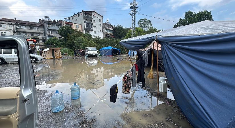 Çadırları su bastı, personeller güç durumda. Eşyalar, yiyecekler su altında kaldı