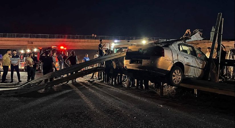 Çelik bariyerlere çarptı. 17 yaşındaki ehliyetsiz şoförü öldü