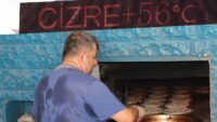 Dışarısı 55, içerisi 80 derece. Serinlemek için bunları yapıyorlar