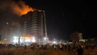 Diyarbakır’da plaza yangını. 3’ü itfaiye eri 5 kişi dumandan etkilendi