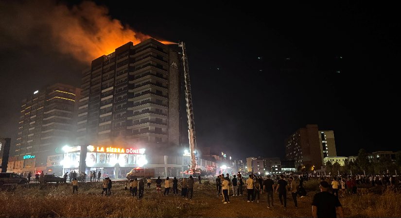 Diyarbakır’da plaza yangını. 3’ü itfaiye eri 5 kişi dumandan etkilendi