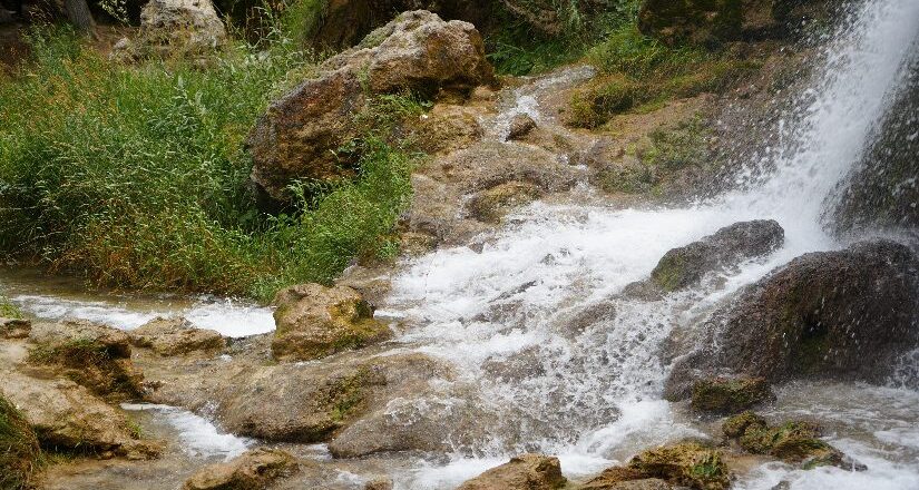 Dokuz farklı kaynaktan besleniyor. 40 metreden dökülüyor