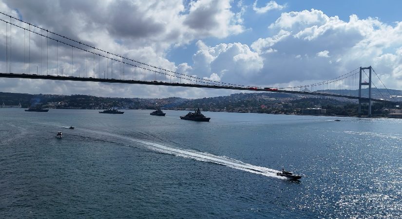 Donanma gemilerinden Boğaz’da 30 Ağustos geçişi