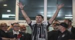 Dusan Vlahovic, imza merasiminde Beşiktaş tribünlerini coşturdu. “Hazır mısınız?”