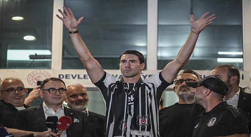 Dusan Vlahovic, imza merasiminde Beşiktaş tribünlerini coşturdu. “Hazır mısınız?”