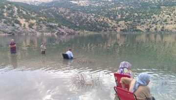Eklem ağrıları, varis üzere hastalıklara yeterli geliyor. Kilometrelerce yol gidip şifa arıyorlar