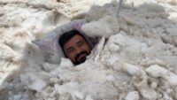 Erzincan’da değişik serinleme tekniği. Sıcaktan bunalıp karın içine girdi