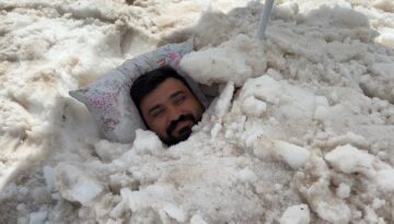 Erzincan’da değişik serinleme tekniği. Sıcaktan bunalıp karın içine girdi