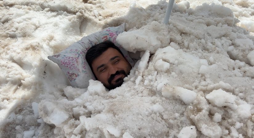 Erzincan’da değişik serinleme tekniği. Sıcaktan bunalıp karın içine girdi