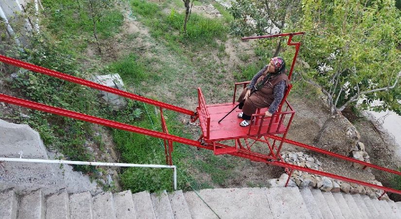 Eşine sevgisinden kendi imkanlarıyla yaptı. 60 basamaklık merdivene asansör