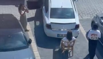 Farklı olay: Sandalye çekti, aracın park etmesine müsaade vermedi