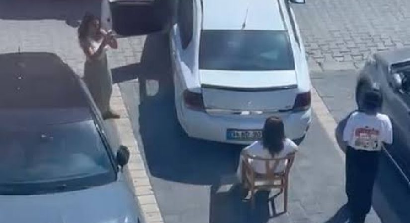 Farklı olay: Sandalye çekti, aracın park etmesine müsaade vermedi