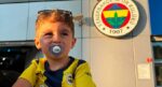 Forması çıkartılmaya çalışılan minik Fenerbahçeli taraftar, Kadıköy’de!
