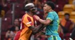 Galatasaray-Villarreal maçında olay. Osimhen’i 5 kişi güç tuttu