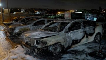 Galerideki araçlar alevlere teslim oldu. Kundaklama kuşkusu üzerinde duruluyor