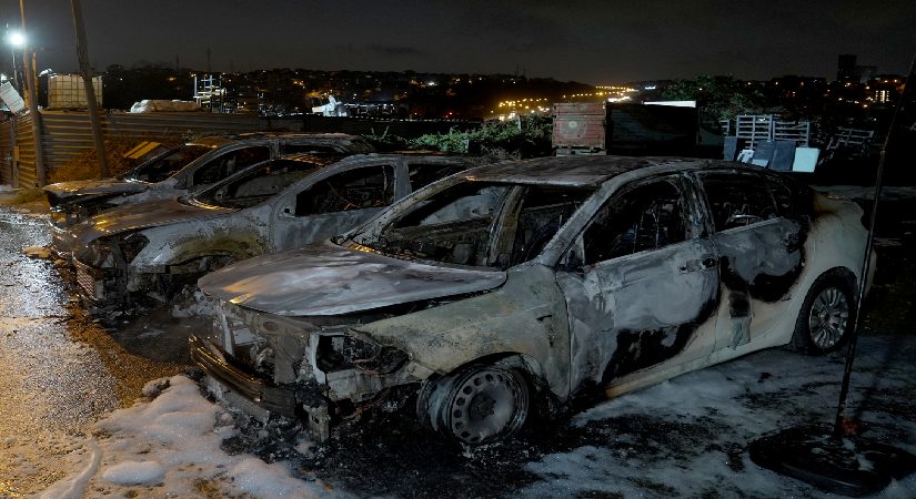 Galerideki araçlar alevlere teslim oldu. Kundaklama kuşkusu üzerinde duruluyor