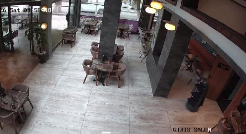Garson robot kendini merdivenlerden attı. Çalışma gerilimi yaşayan robota 3 gün müsaade verildi