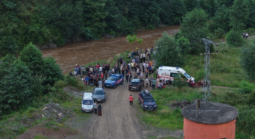 Giresun’da anne ile iki kızı sel sularına kapıldı. Kardeşlerin cansız vücudu bulundu