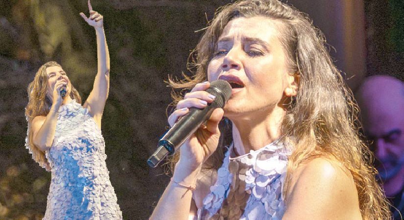 Gökçe Bahadır bebeğiyle sahnede