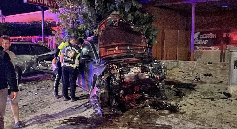 İki araba kafa kafaya çarpıştı. İki kişi öldü, iki yaralı