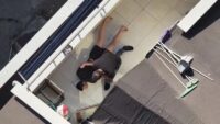 İki milyon liralık altınla kaçan kuyumcu kuryesi çatıda yakalandı