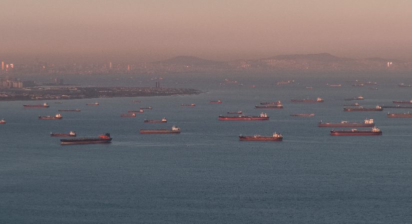 İstanbul açıklarındaki tanker yoğunluğu havadan görüntülendi