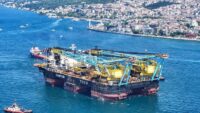 İstanbul Boğazı’ndan bir dev geçti. Köprülerin altından geçebilmek için kulelerini yatırdı