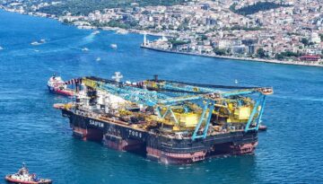 İstanbul Boğazı’ndan bir dev geçti. Köprülerin altından geçebilmek için kulelerini yatırdı