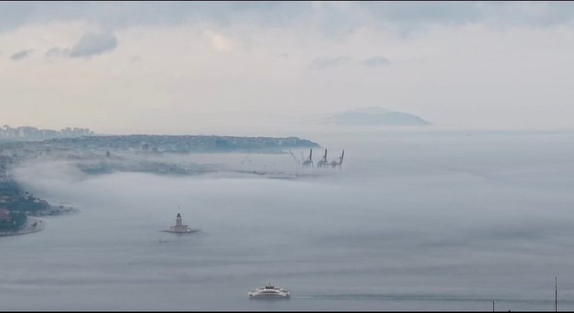 İstanbul’u sis bastı. Boğaz trafiğe kapatıldı, vapur seferleri iptal edildi