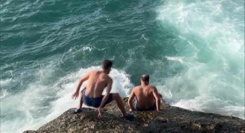 Karaburun’da “Lan boğuluyorum” diye yardım istedi, son anda kurtarıldı
