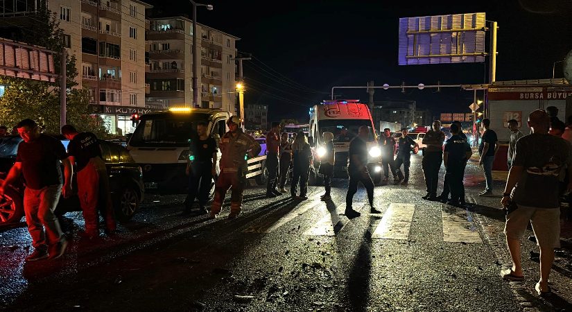 Kırmızı ışık ihlali kazaya sebep oldu. 1’i ağır 5 yaralı