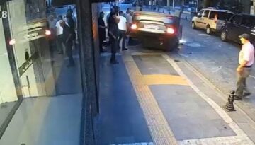 Korkunç kaza anı: Araçtan zahmetle çıktı