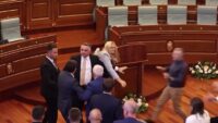 Kosova Meclisi’nde başbakan yumurtalı protesto
