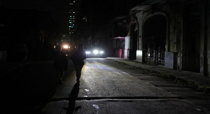 Küba’da elektrik şebekesi yeniden çöktü. Beş eyalet karanlıkta kaldı