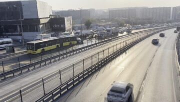 Küçükçekmece’de araba, İETT otobüsüne çarptı. 3 kişi hayatını kaybetti