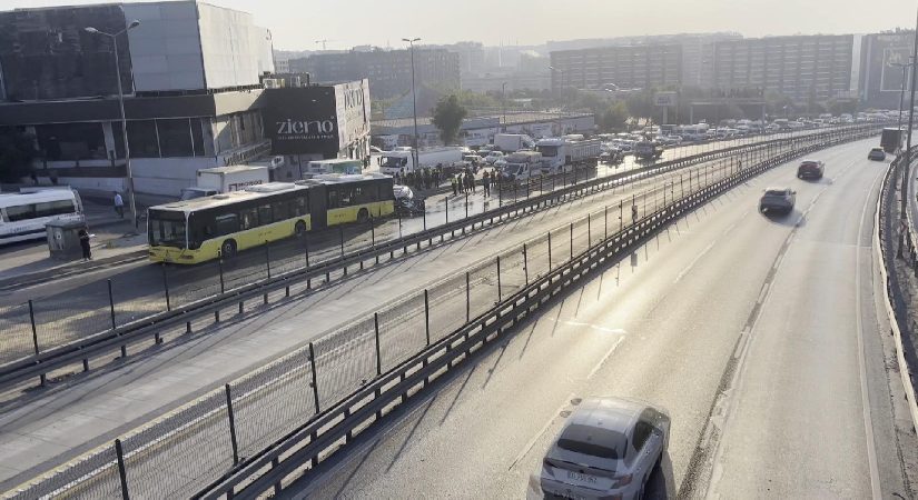 Küçükçekmece’de araba, İETT otobüsüne çarptı. 3 kişi hayatını kaybetti