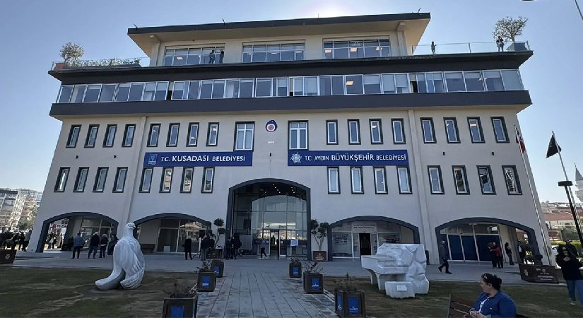 Kuşadası Belediyesi’ne yeni operasyon. Yeni Partili milletvekilinin kızı ve damadı da gözaltında