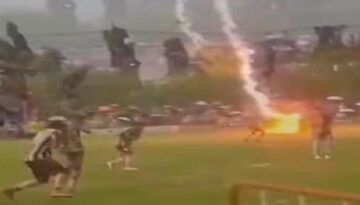 Maç oynanırken alana yıldırım düştü. Bir futbolcu öldü